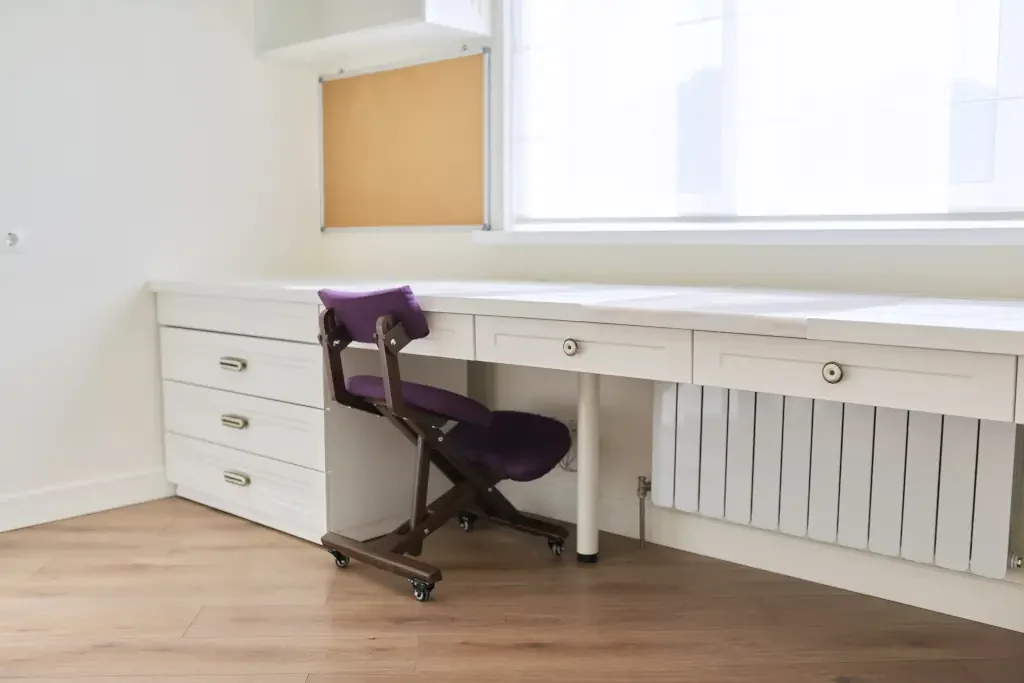 Kleines Home-Office mit ergonomischem Bürostuhl