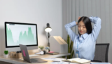 Wie sitzt man ergonomisch am Schreibtisch